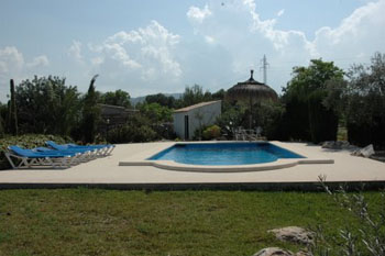 Villa Les Oliveras pool and garden