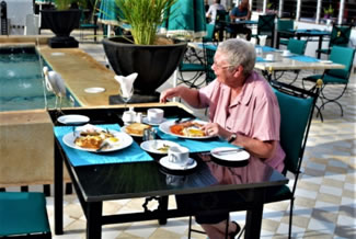 Alfresco breakfast with Colin